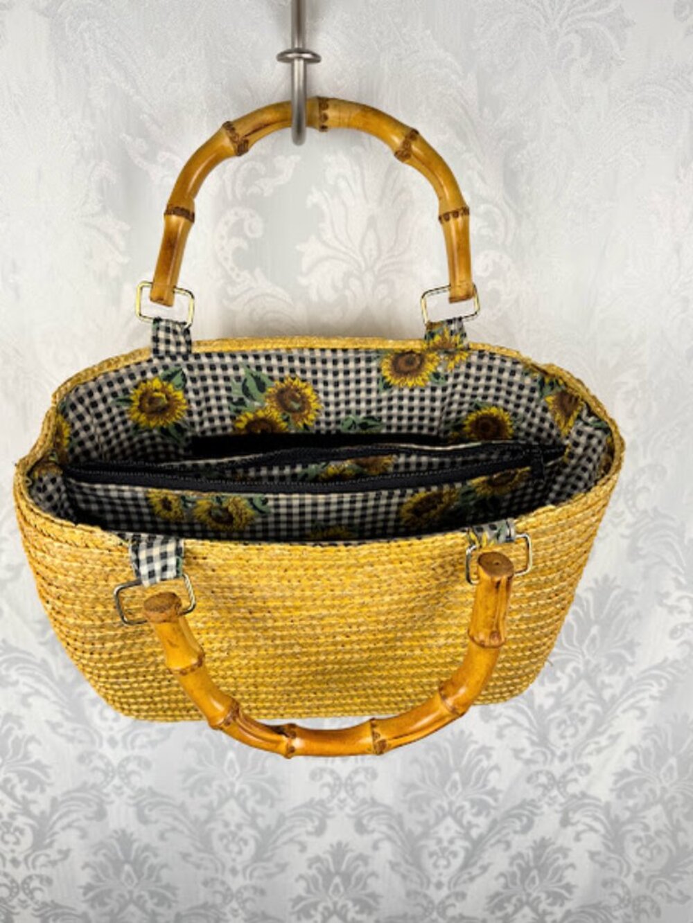 Vintage small straw purse with sunflower patterned lining and bamboo handles. - Picture 3 of 9